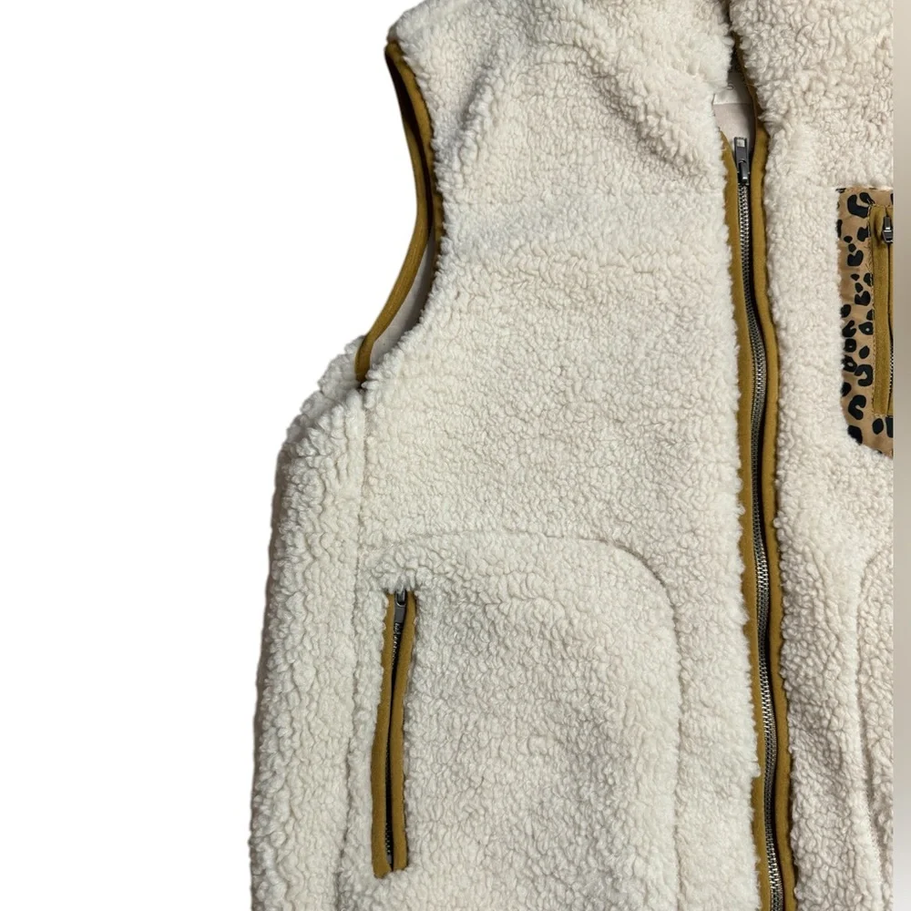ALTAR’D STATE Women’s Size Small Cream Colored Sherpa Pocketed Vest - Picture 4 of 7